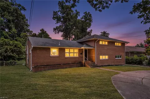 6 Downing Pl, Newport News, VA 23606