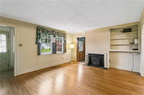 Living - 91 Alleghany Rd, Hampton, VA 23661 photo 2 of 4