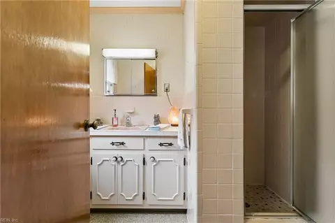 Bath - 91 Alleghany Rd, Hampton, VA 23661 photo 1 of 3
