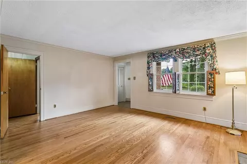 Living - 91 Alleghany Rd, Hampton, VA 23661 photo 3 of 4