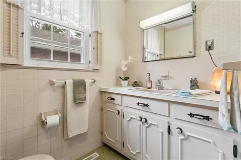 Bath - 91 Alleghany Rd, Hampton, VA 23661 photo 2 of 3