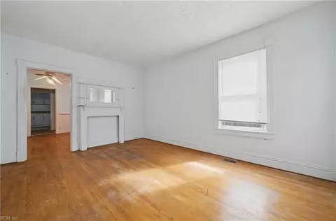 Living - 333 Elm Ave, Hampton, VA 23669 photo 2 of 3