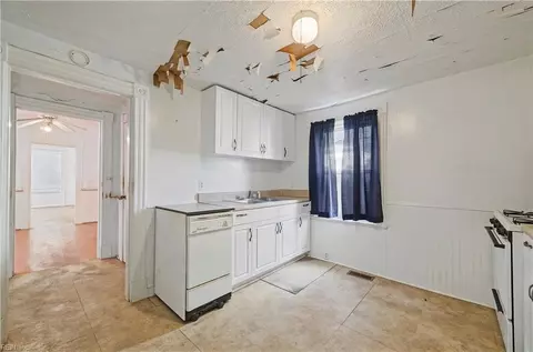 Entry Way - 333 Elm Ave, Hampton, VA 23669 photo 2 of 4