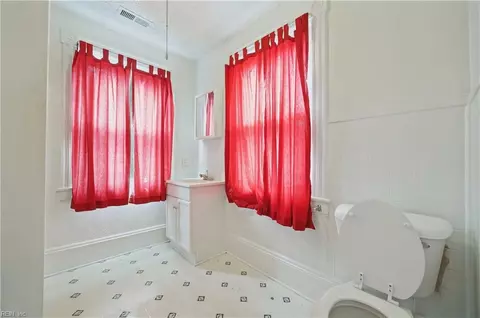 Bath - 333 Elm Ave, Hampton, VA 23669 photo 1 of 1