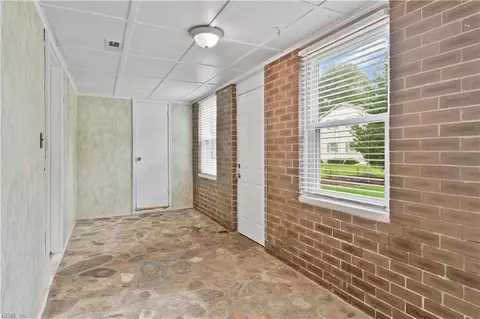 Entry Way - 101 Barcroft Dr, Smithfield, VA 23430 photo 2 of 2