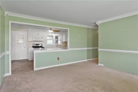 Living - 101 Barcroft Dr, Smithfield, VA 23430 photo 2 of 5