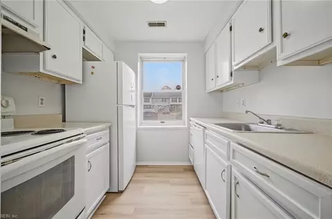Kitchen - 1314 Peabody Dr, Hampton, VA 23666 photo 1 of 2