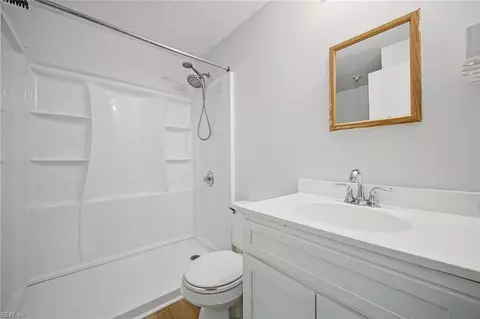 Bath - 1314 Peabody Dr, Hampton, VA 23666 photo 2 of 2