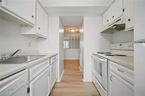 Kitchen - 1314 Peabody Dr, Hampton, VA 23666 photo 2 of 2