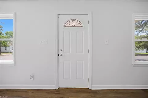 Entry Way - 2801 Dunkirk Ave, Norfolk, VA 23509 photo 1 of 4