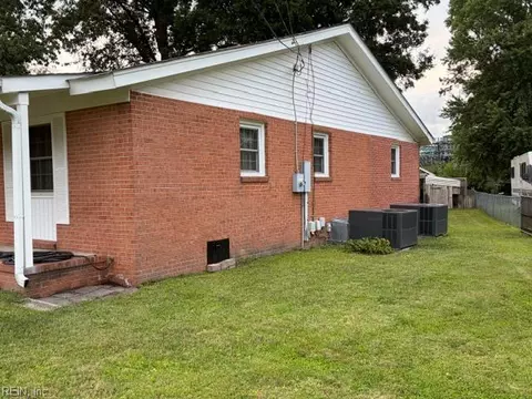 Exterior - 15 Beach Rd, Hampton, VA 23664 photo 3 of 7