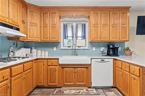 Kitchen - 5601 Lambeth Pl, Suffolk, VA 23435 photo 1 of 2