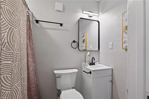 Bath - 804 Teach St, Hampton, VA 23661 photo 1 of 2