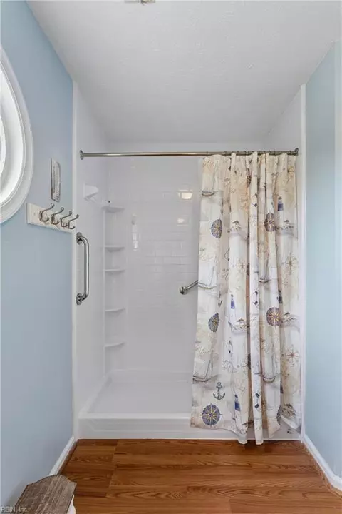Bath - 162 Alaric Dr, Hampton, VA 23664 photo 4 of 6
