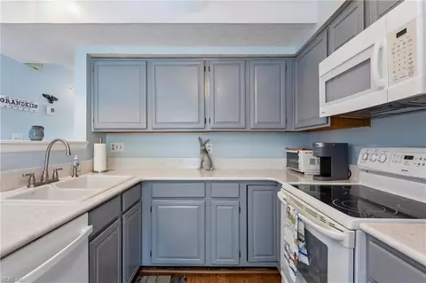 Kitchen - 162 Alaric Dr, Hampton, VA 23664 photo 1 of 3