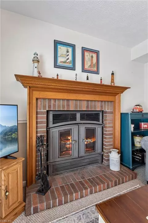 Living - 162 Alaric Dr, Hampton, VA 23664 photo 4 of 4