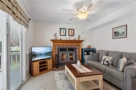 Living - 162 Alaric Dr, Hampton, VA 23664 photo 3 of 4