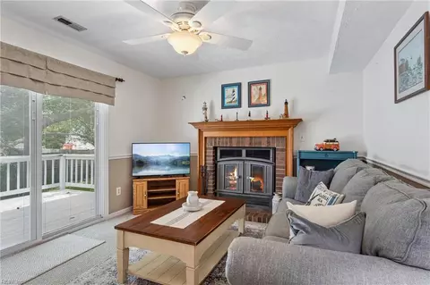 Living - 162 Alaric Dr, Hampton, VA 23664 photo 2 of 4