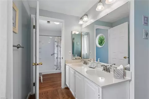 Bath - 162 Alaric Dr, Hampton, VA 23664 photo 2 of 6
