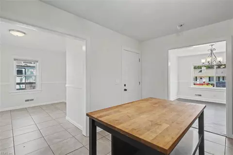 Entry Way - 28 N Greenfield Ave, Hampton, VA 23666 photo 2 of 6