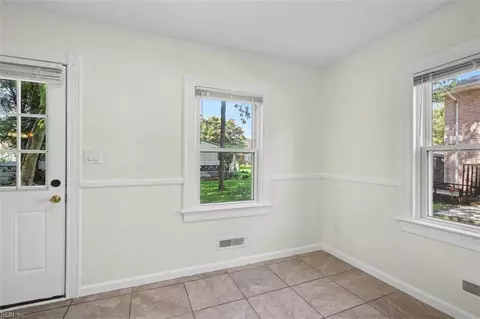 Entry Way - 28 N Greenfield Ave, Hampton, VA 23666 photo 4 of 6