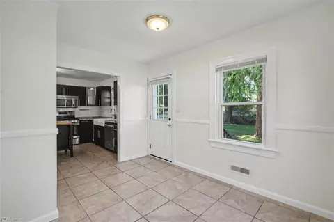 Entry Way - 28 N Greenfield Ave, Hampton, VA 23666 photo 5 of 6