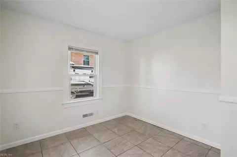 Entry Way - 28 N Greenfield Ave, Hampton, VA 23666 photo 3 of 6