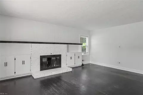 Living - 28 N Greenfield Ave, Hampton, VA 23666 photo 1 of 3