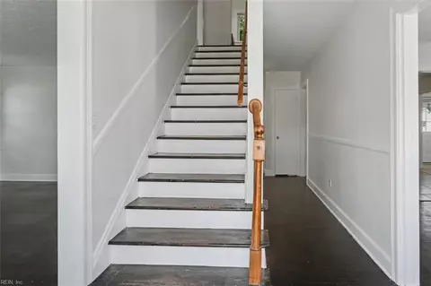Entry Way - 28 N Greenfield Ave, Hampton, VA 23666 photo 1 of 6