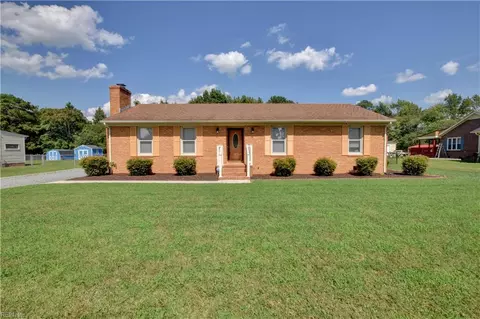 704 Chaucer Ct, Franklin, VA 23851