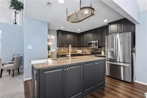 962 Heathland Dr, Newport News, VA 23602