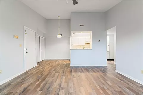 Living - 19 Haverford Ct, Hampton, VA 23666 photo 2 of 5