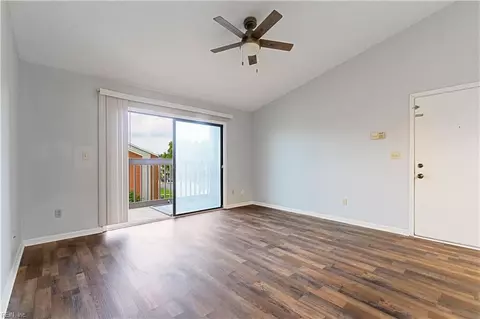 Living - 19 Haverford Ct, Hampton, VA 23666 photo 4 of 5
