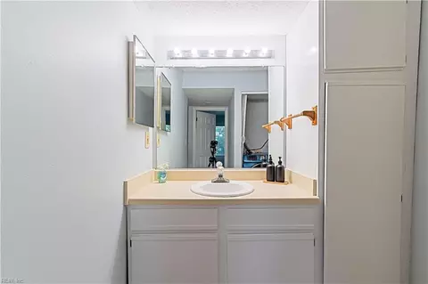 Bath - 19 Haverford Ct, Hampton, VA 23666 photo 1 of 2