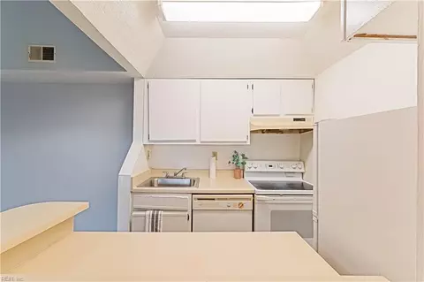 Kitchen - 19 Haverford Ct, Hampton, VA 23666 photo 2 of 2