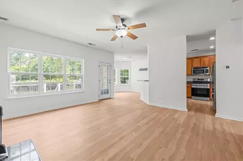 Living - 725 Beach Rd, Hampton, VA 23664 photo 12 of 13