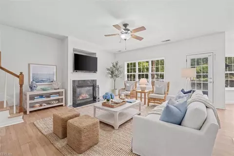 Living - 725 Beach Rd, Hampton, VA 23664 photo 11 of 13