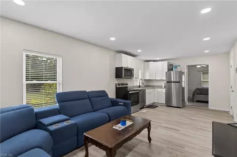 Entry Way - 2209 Marshall Ave, Norfolk, VA 23504 photo 1 of 2