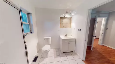 Bath - 58 College Pl, Hampton, VA 23669 photo 3 of 7