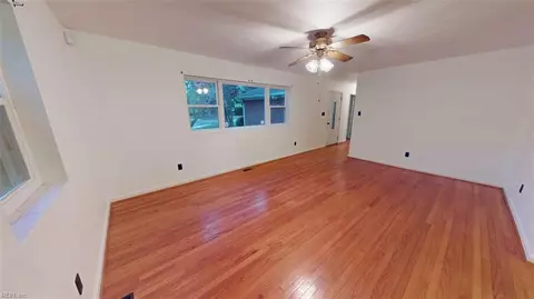 Living - 58 College Pl, Hampton, VA 23669 photo 4 of 10