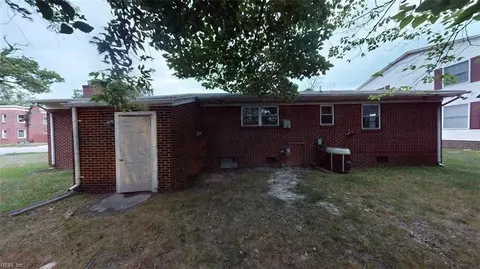 Exterior - 58 College Pl, Hampton, VA 23669 photo 3 of 4
