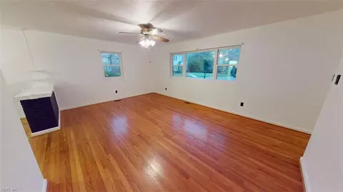 Living - 58 College Pl, Hampton, VA 23669 photo 3 of 10