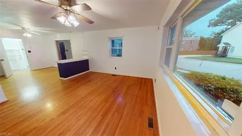 Living - 58 College Pl, Hampton, VA 23669 photo 2 of 10