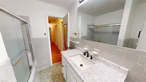 Bath - 58 College Pl, Hampton, VA 23669 photo 1 of 7