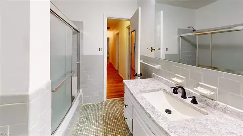 Bath - 58 College Pl, Hampton, VA 23669 photo 6 of 7