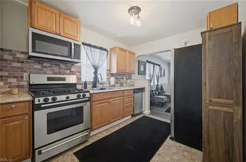 Entry Way - 7422 Davidson St, Norfolk, VA 23513 photo 2 of 4