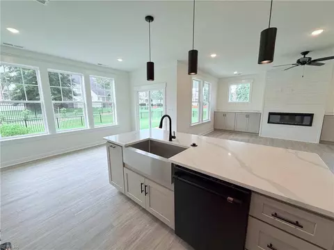 Kitchen - 709 Flatrock Ln, Chesapeake, VA 23320 photo 4 of 9