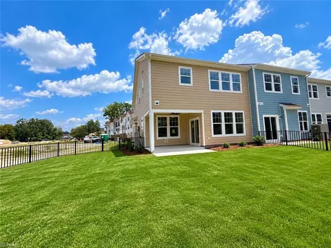 Exterior - 709 Flatrock Ln, Chesapeake, VA 23320 photo 4 of 8