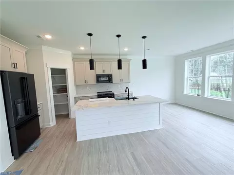 Kitchen - 709 Flatrock Ln, Chesapeake, VA 23320 photo 7 of 9