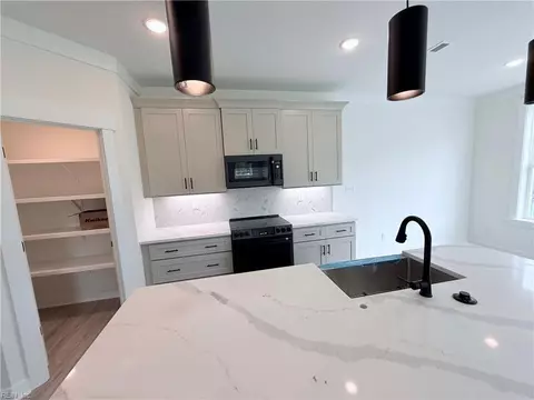 Kitchen - 709 Flatrock Ln, Chesapeake, VA 23320 photo 6 of 9